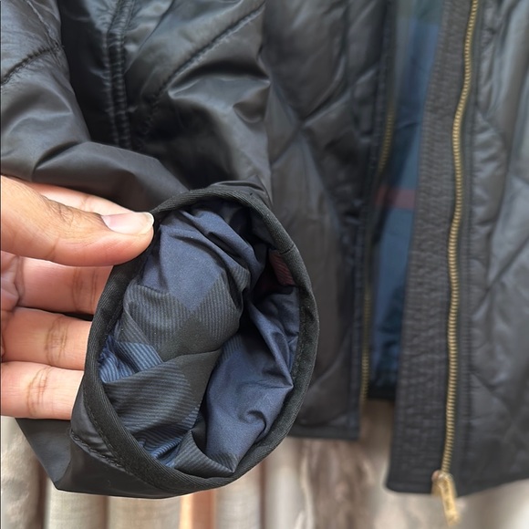 Burberry Black Bomber Jacket with Quilted Design and Full-Length Zipper - Picture 9 of 10